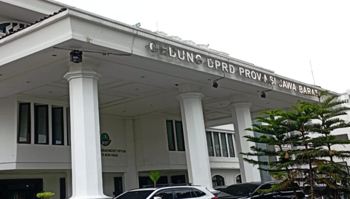 Sekretariat DPRD Jabar Terapkan WFH Mulai 2026, Sasar Pegawai Kurang Produktif Sekretariat DPRD Jabar Terapkan WFH Mulai 2026, Sasar Pegawai Kurang Produktif