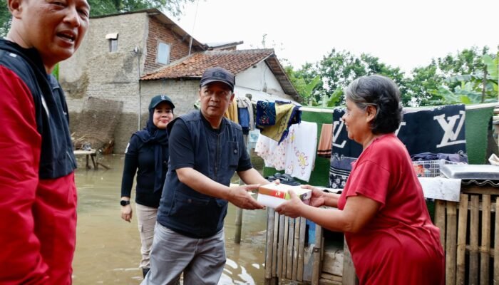 Peduli Banjir, Sekretariat DPRD Jabar Serahkan Bantuan Ke Desa Rancamanyar