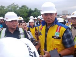 AHY meninjau progres pembangunan Flyover Nurtanio di Jalan Abdul Rahman Saleh, Bandung, Jumat (12/12/2025) sore.