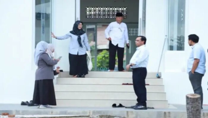 Suasana haru memenuhi Aula SMK Muhammadiyah Jatibarang saat Anggota DPRD Provinsi Jabar, Hj. Ratnawati, menghadiri agenda Sekolah Politik