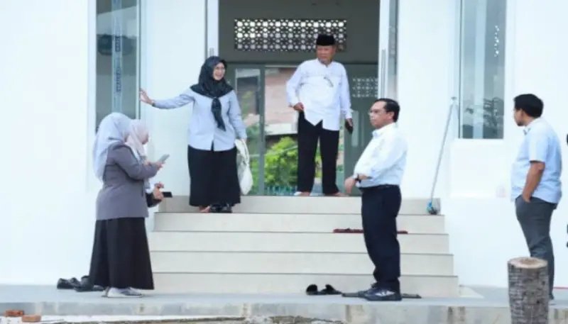Suasana haru memenuhi Aula SMK Muhammadiyah Jatibarang saat Anggota DPRD Provinsi Jabar, Hj. Ratnawati, menghadiri agenda Sekolah Politik