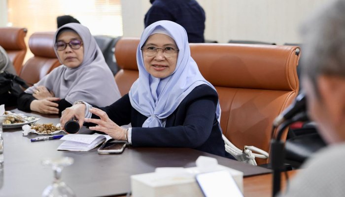Hj. Ratnawati, mengungkapkan bahwa anggaran pembangunan Pemerintah Provinsi Jawa Barat jauh lebih terbatas dibandingkan dengan DKI Jakarta.