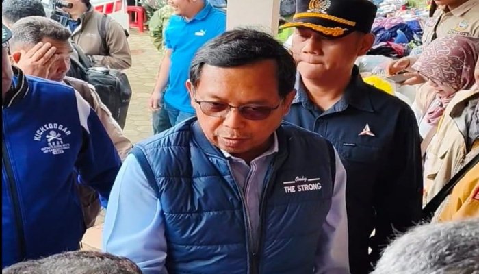 Sekretaris Jenderal DPP Partai Demokrat Herman Khaeron menyerahkan bantuan korban bencana longsor di Desa Pasirlangu.