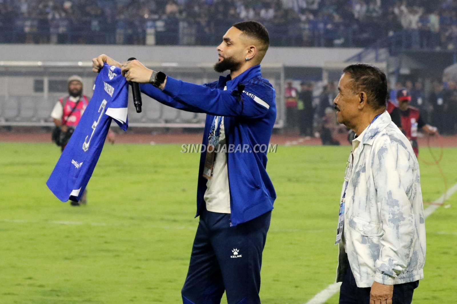 Persib Bandung memperkenalkan Layvin Kurzawa sebagai rekrutan anyar di Stadion Gelora Bandung Lautan Api (GBLA), Minggu (25/1/2026).