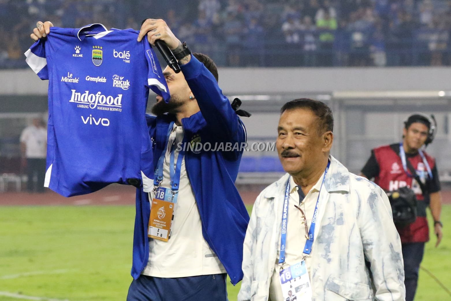 Persib Bandung memperkenalkan Layvin Kurzawa sebagai rekrutan anyar di Stadion Gelora Bandung Lautan Api (GBLA), Minggu (25/1/2026).