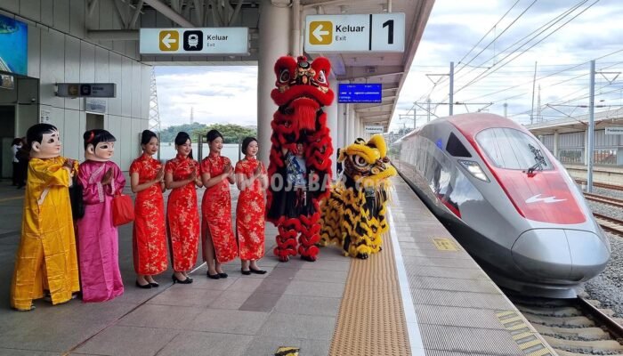 Pertunjukan barongsai menyemarakkan libur panjang Tahun Baru Imlek 2026 di Stasiun Whoosh Padalarang