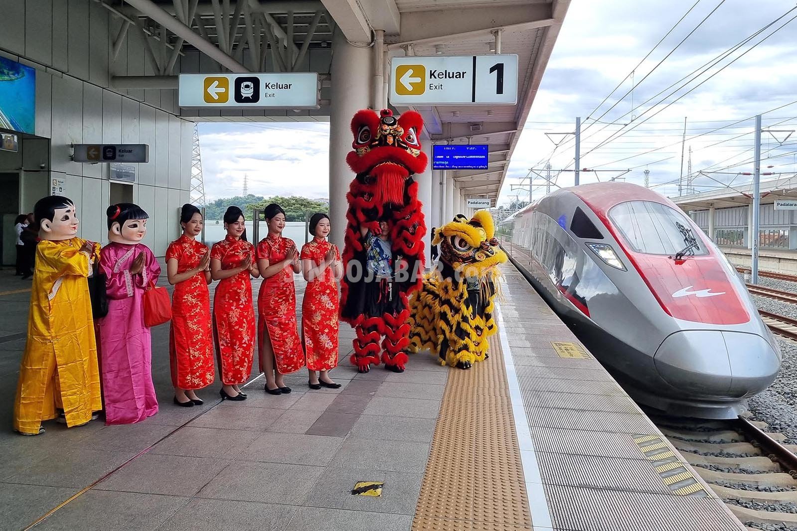 Pertunjukan barongsai menyemarakkan libur panjang Tahun Baru Imlek 2026 di Stasiun Whoosh Padalarang