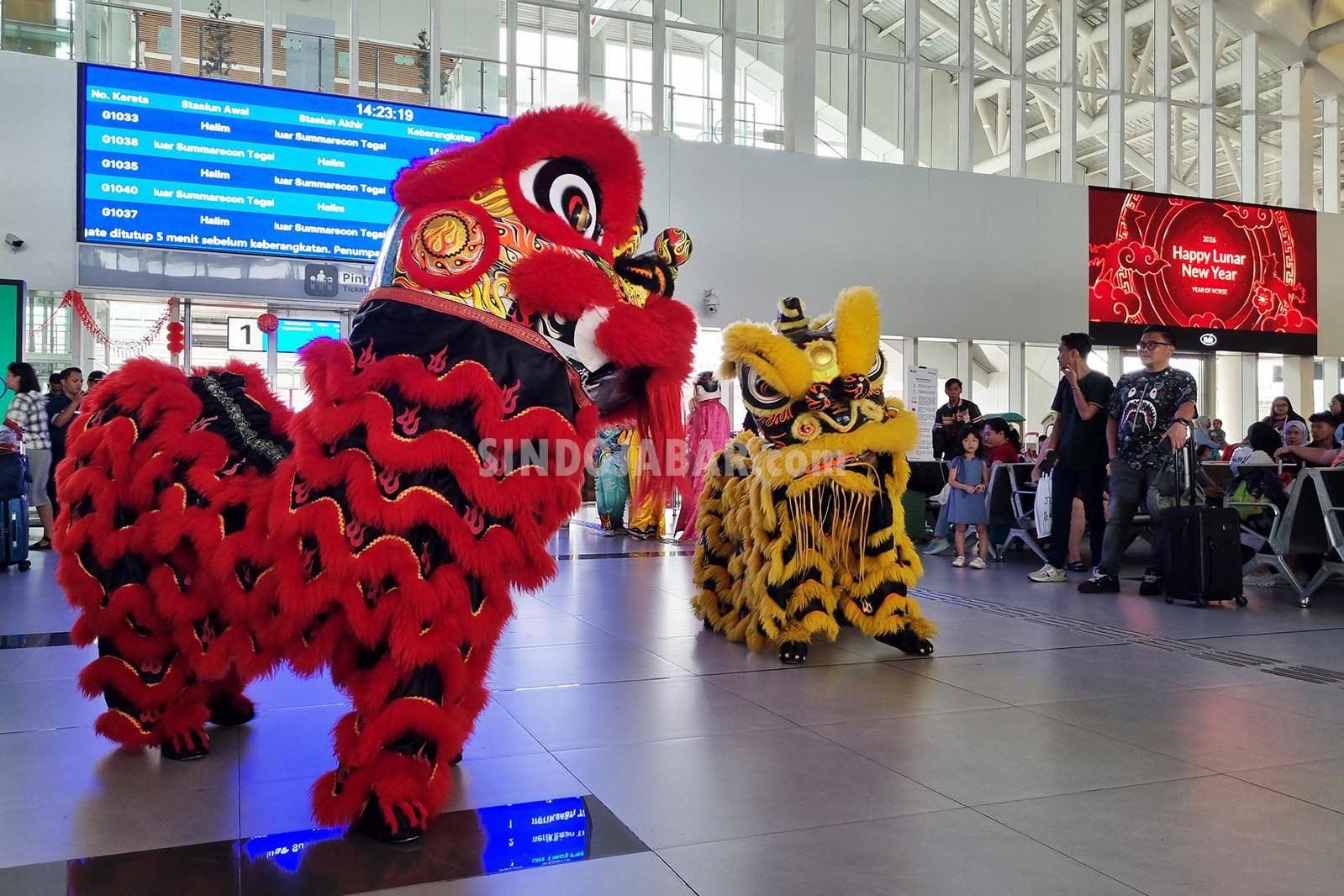Pertunjukan barongsai menyemarakkan libur panjang Tahun Baru Imlek 2026 di Stasiun Whoosh Padalarang