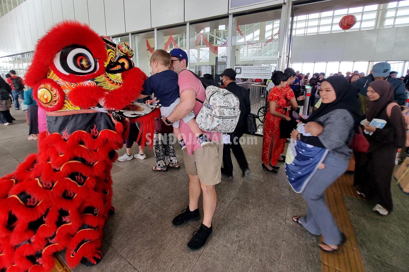 Pertunjukan barongsai menyemarakkan libur panjang Tahun Baru Imlek 2026 di Stasiun Whoosh Padalarang