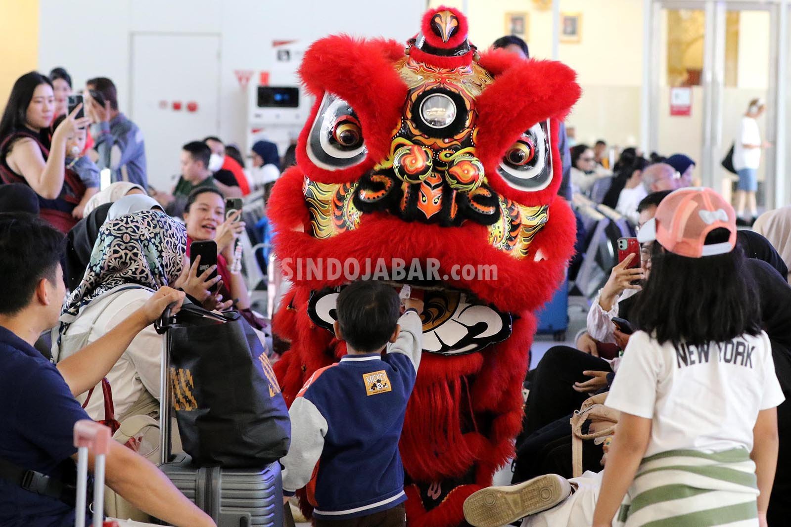 Pertunjukan barongsai menyemarakkan libur panjang Tahun Baru Imlek 2026 di Stasiun Whoosh Padalarang