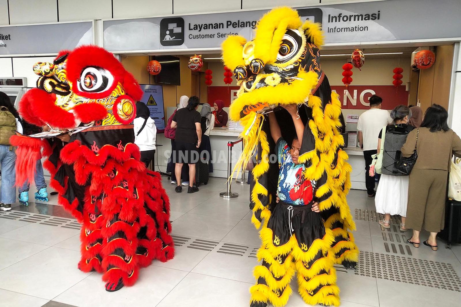 Pertunjukan barongsai menyemarakkan libur panjang Tahun Baru Imlek 2026 di Stasiun Whoosh Padalarang