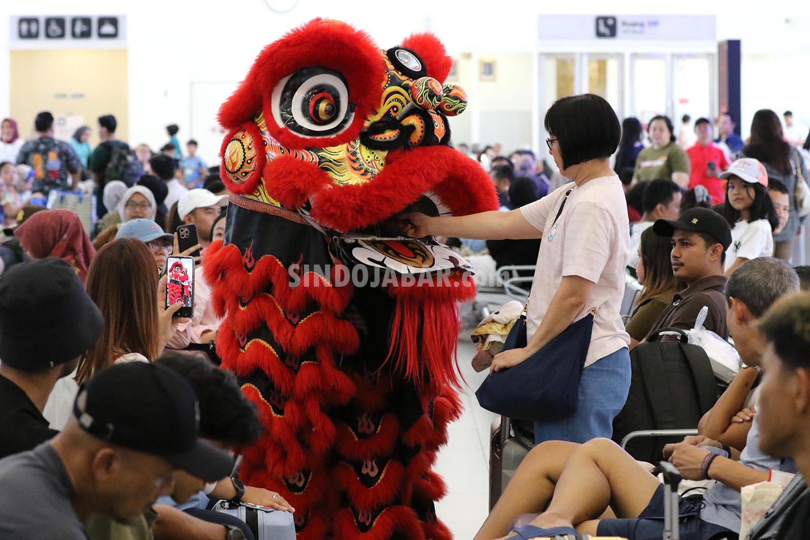 Pertunjukan barongsai menyemarakkan libur panjang Tahun Baru Imlek 2026 di Stasiun Whoosh Padalarang