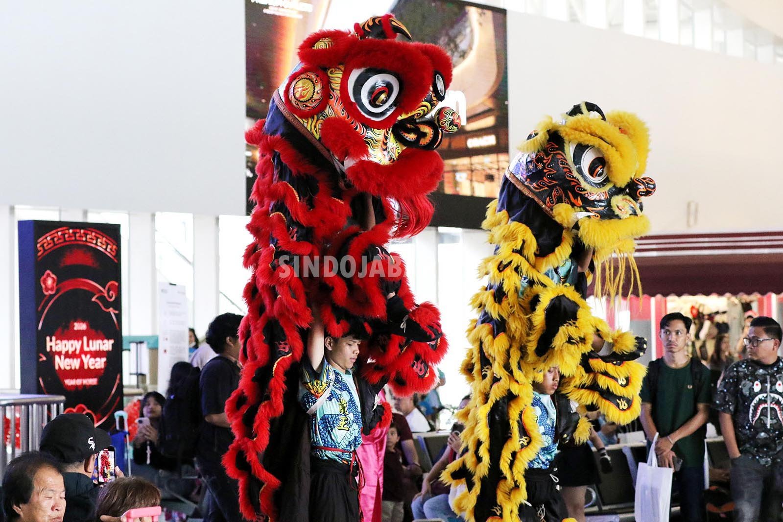 Pertunjukan barongsai menyemarakkan libur panjang Tahun Baru Imlek 2026 di Stasiun Whoosh Padalarang