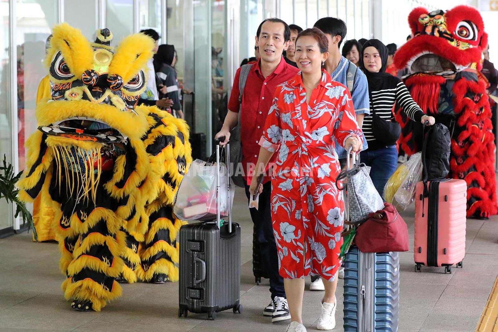 Pertunjukan barongsai menyemarakkan libur panjang Tahun Baru Imlek 2026 di Stasiun Whoosh Padalarang