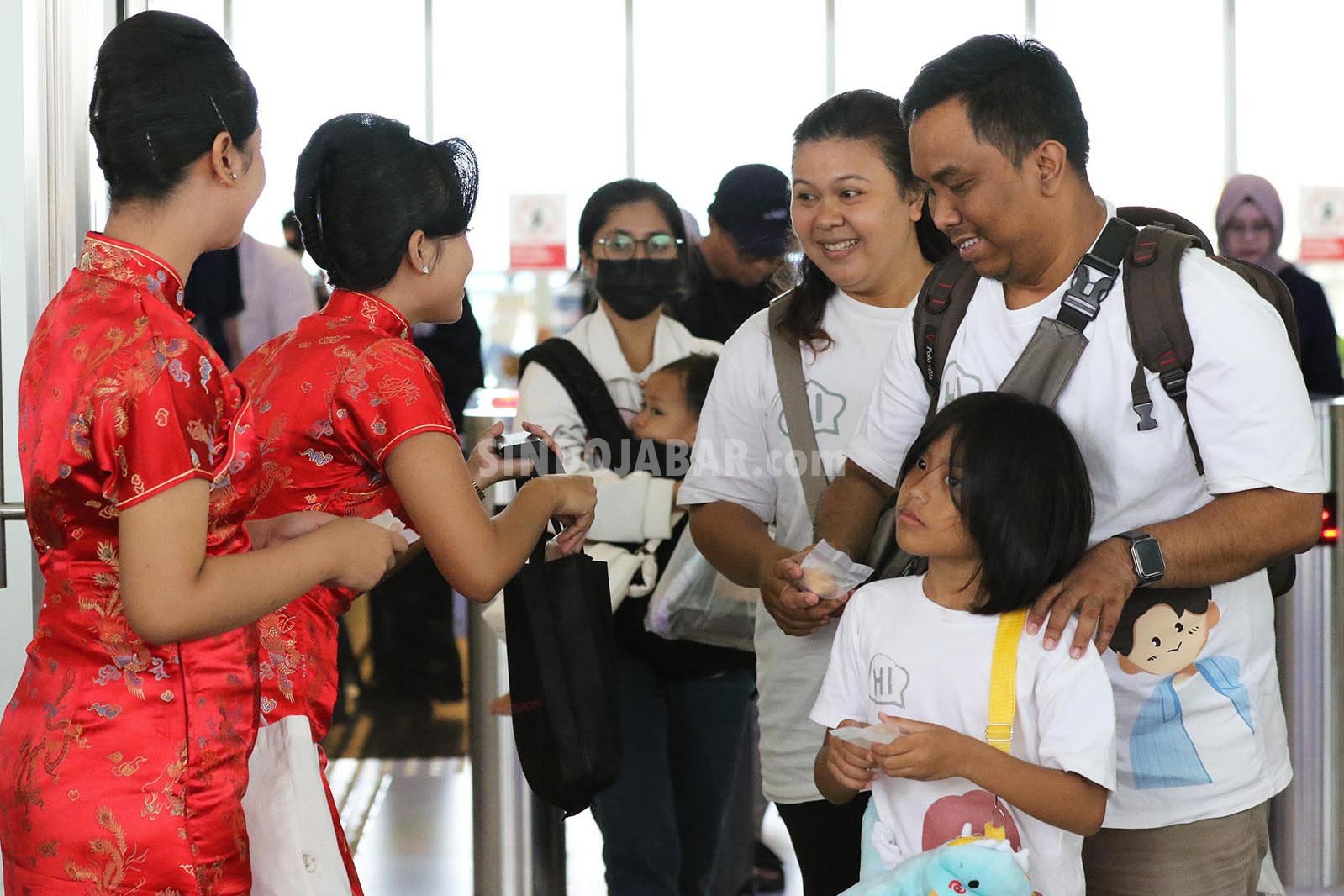 Pertunjukan barongsai menyemarakkan libur panjang Tahun Baru Imlek 2026 di Stasiun Whoosh Padalarang