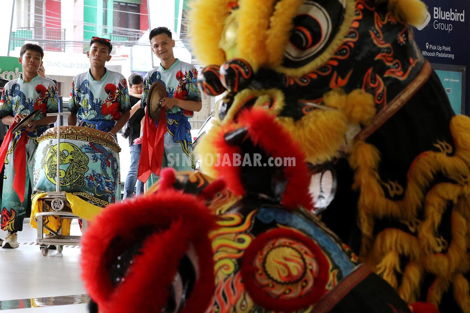 Pertunjukan barongsai menyemarakkan libur panjang Tahun Baru Imlek 2026 di Stasiun Whoosh Padalarang