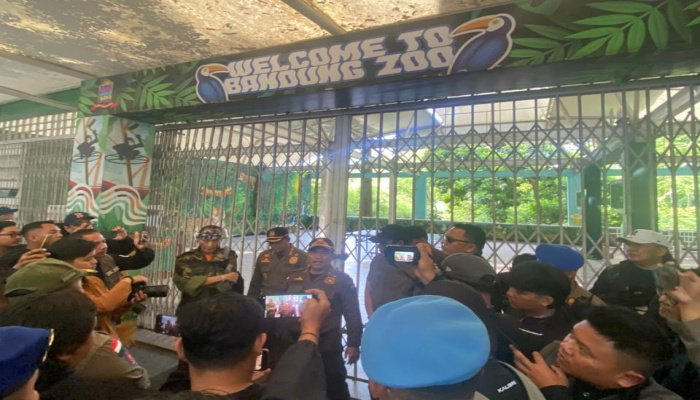 Pemerintah menegaskan kehadiran negara dalam menjaga aset daerah sekaligus menyelamatkan satwa melalui pengamanan BMD Kebun Binatang Bandung. 