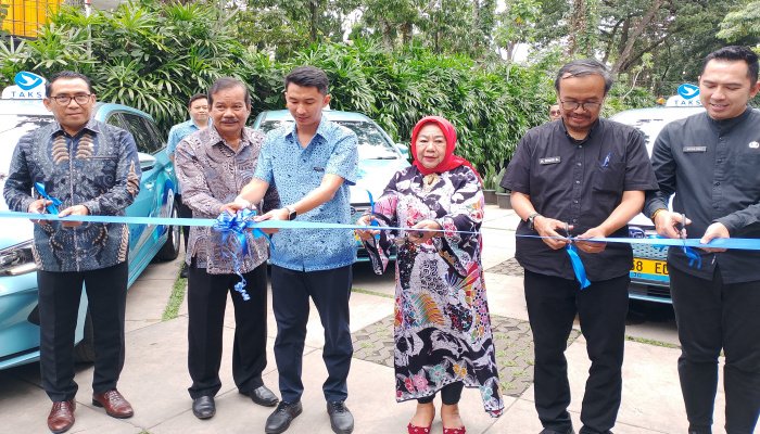 Menjelang Ramadan dan Idulfitri, Bluebird meluncurkan taksi listrik perdana di Bandung untuk mendukung mobilitas ramah lingkungan.
