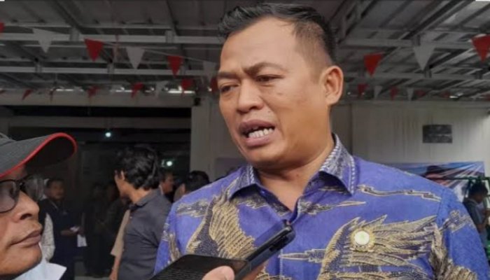 Jenal Aripin, melaksanakan pengawasan penyelenggaraan pemerintahan di Kantor Desa Kutamanah, Kecamatan Sukasari, Kabupaten Purwakarta.