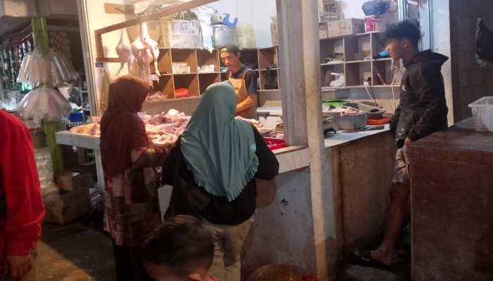 Suasana di Pasar Sadang Serang, Kota Bandung, mulai menunjukkan geliat yang signifikan menjelang datangnya bulan suci Ramadhan. 