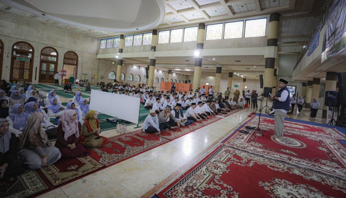 Ratusan warga memadati Masjid Agung Bandung dalam kegiatan Safari Ramadan Pemerintah Kota Bandung, Senin, 23 Februari 2026. 