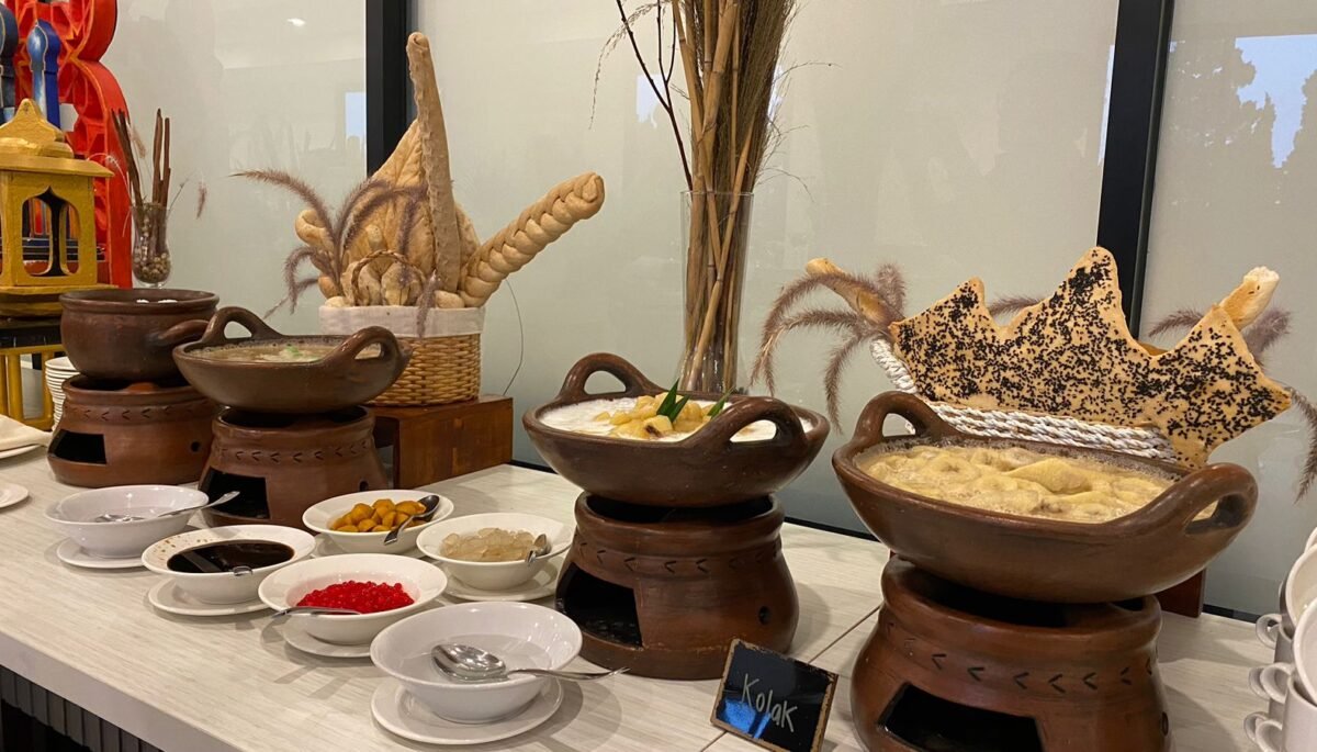 Ramadan tentu saja adalah Buka Puasa Bersama alias Bukber. Bukan cuma soal makanannya, tapi soal tawanya dengan menu spesial