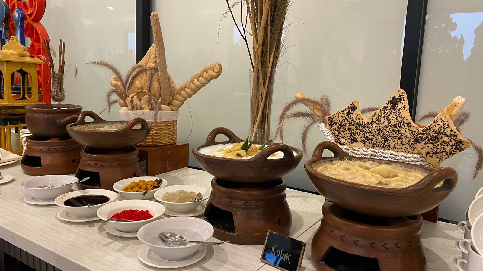 Ramadan tentu saja adalah Buka Puasa Bersama alias Bukber. Bukan cuma soal makanannya, tapi soal tawanya dengan menu spesial