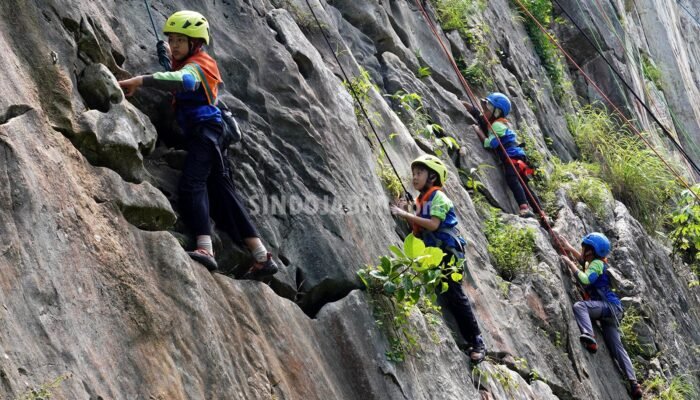 Sekolah Alam Bandung gelar kegiatan Matra Tebing di Tebing Hawu