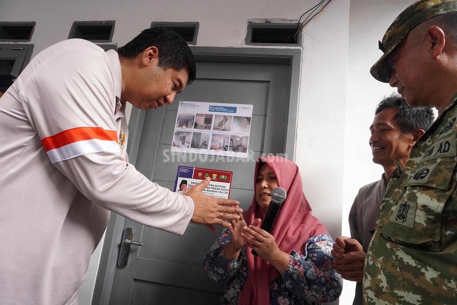 Menteri Perumahan dan Kawasan Pemukiman (PKP), Maruarar Sirait, tinjau rumah yang baru selesai direnovasi dalam program Gotong Royong Renovasi Rumah Merah Putih di Kota Bandung