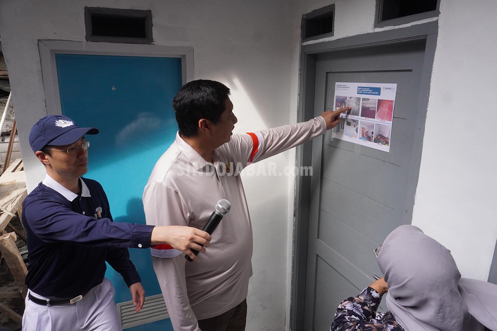 Menteri Perumahan dan Kawasan Pemukiman (PKP), Maruarar Sirait, tinjau rumah yang baru selesai direnovasi dalam program Gotong Royong Renovasi Rumah Merah Putih di Kota Bandung