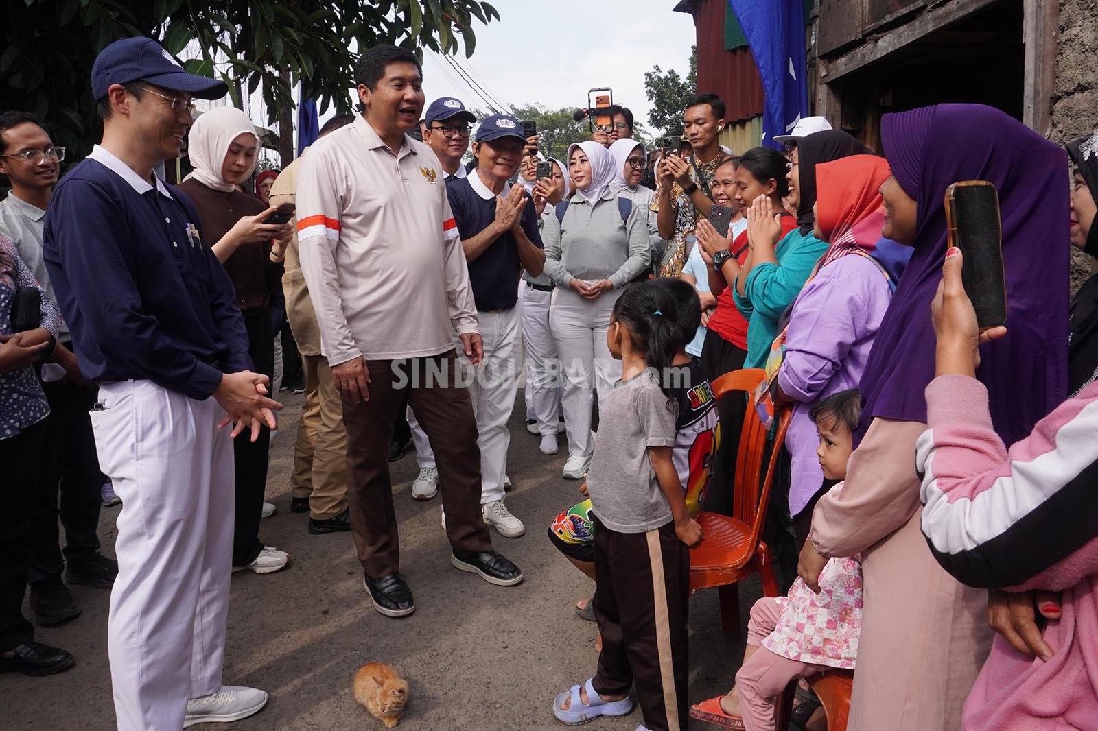 Menteri Perumahan dan Kawasan Pemukiman (PKP), Maruarar Sirait, tinjau rumah yang baru selesai direnovasi dalam program Gotong Royong Renovasi Rumah Merah Putih di Kota Bandung