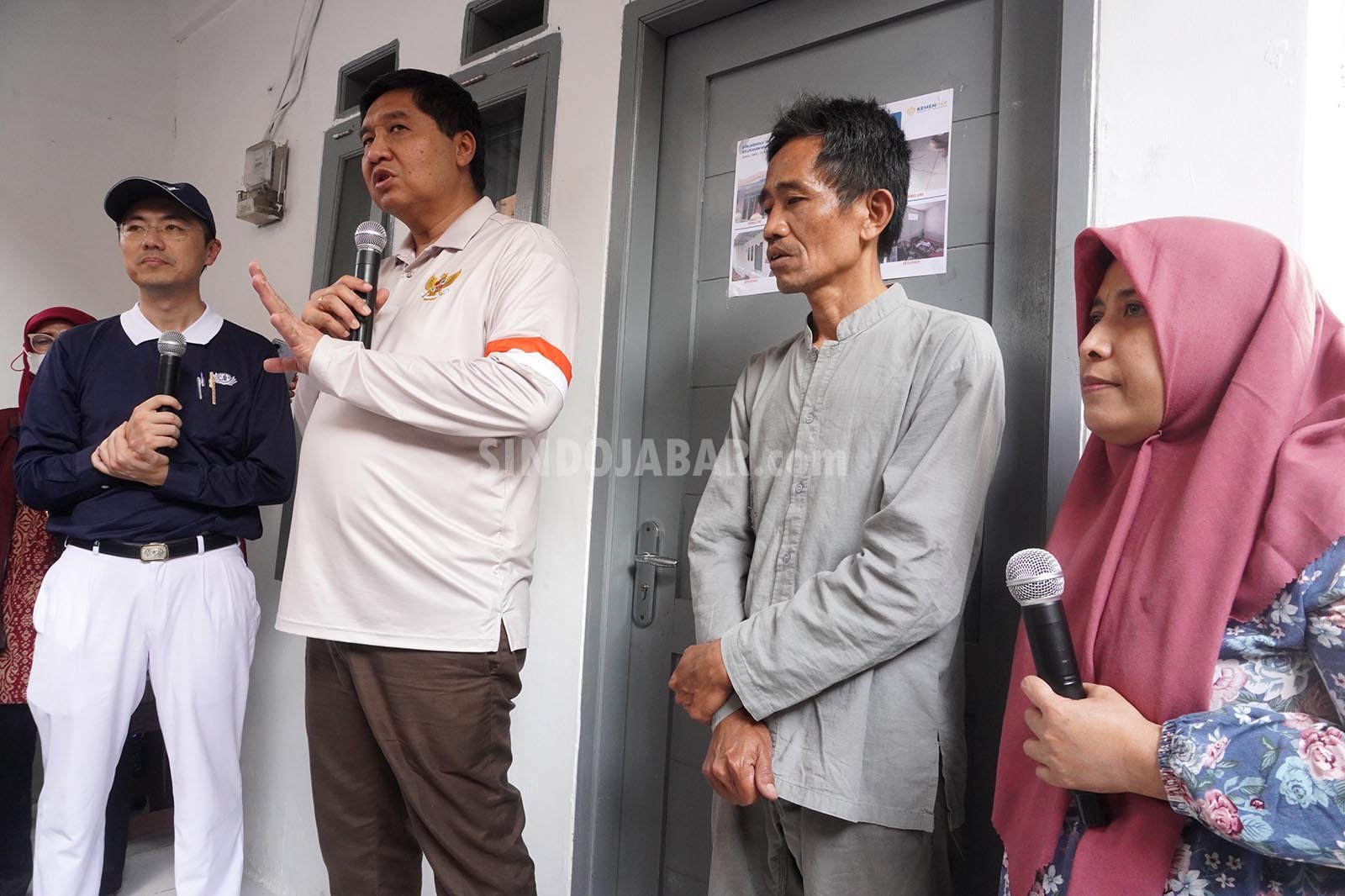 Menteri Perumahan dan Kawasan Pemukiman (PKP), Maruarar Sirait, tinjau rumah yang baru selesai direnovasi dalam program Gotong Royong Renovasi Rumah Merah Putih di Kota Bandung