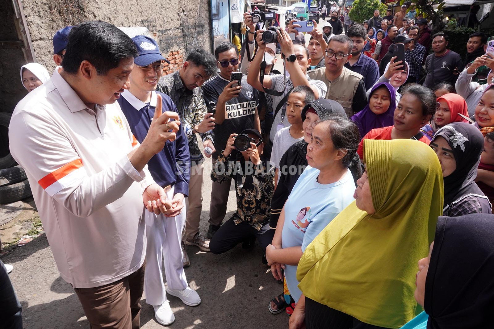 Menteri Perumahan dan Kawasan Pemukiman (PKP), Maruarar Sirait, tinjau rumah yang baru selesai direnovasi dalam program Gotong Royong Renovasi Rumah Merah Putih di Kota Bandung