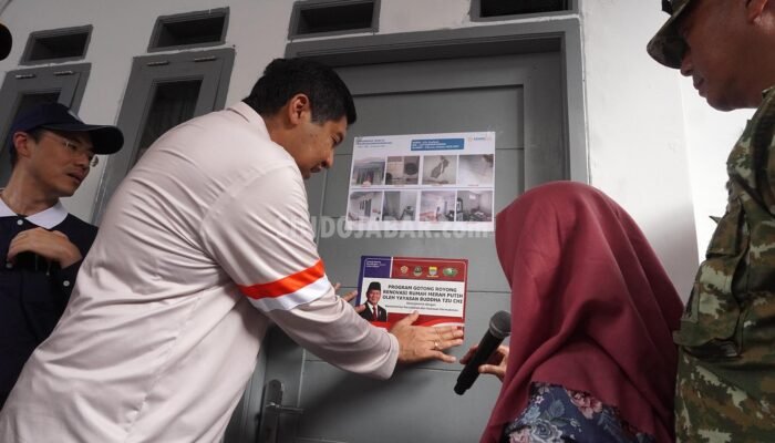Menteri Perumahan dan Kawasan Pemukiman (PKP), Maruarar Sirait, tinjau rumah yang baru selesai direnovasi dalam program Gotong Royong Renovasi Rumah Merah Putih di Kota Bandung