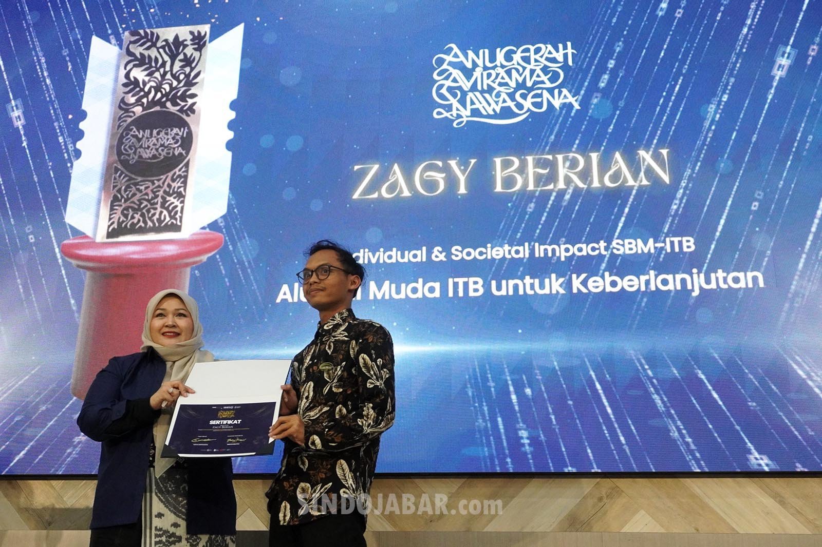 Anugerah Avirama Nawasena dalam rangka perayaan Dies Natalis ke-22 SBM ITB