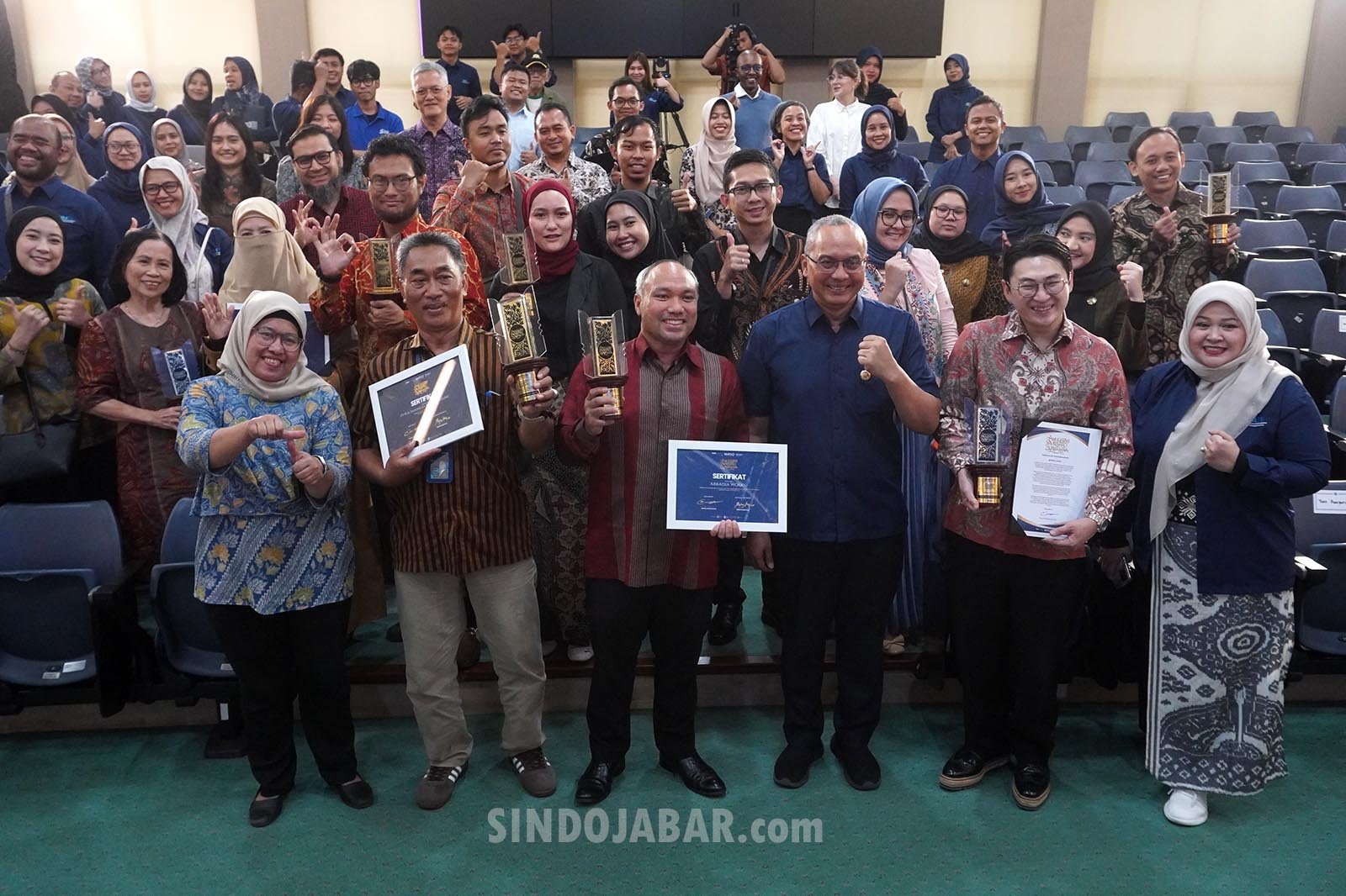 Anugerah Avirama Nawasena dalam rangka perayaan Dies Natalis ke-22 SBM ITB