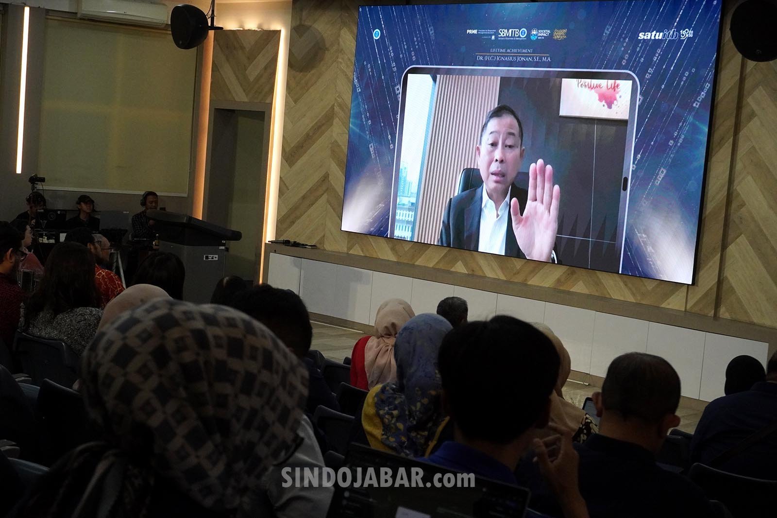 Anugerah Avirama Nawasena dalam rangka perayaan Dies Natalis ke-22 SBM ITB