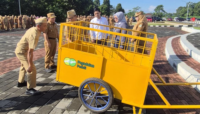Pegadaian Kanwil X Jabar serahkan 12 unit angkutan sampah ke Pemkab Kuningan dukung “Kuningan Terawat, Kuningan Melesat”.