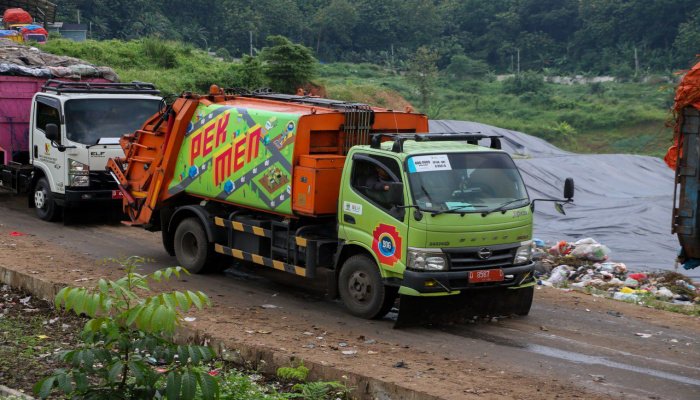 DLH Kota Bandung memastikan proses pengangkutan sampah ke Tempat Pembuangan Akhir (TPA) Sarimukti telah kembali berjalan.
