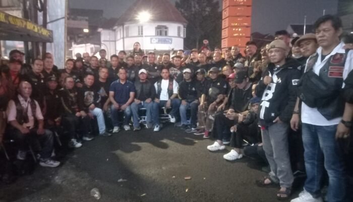 Kawasan ikonik Simpang Lima Jalan Asia Afrika, Kota Bandung, mendadak berubah menjadi lautan atribut hitam pada akhir pekan ini.