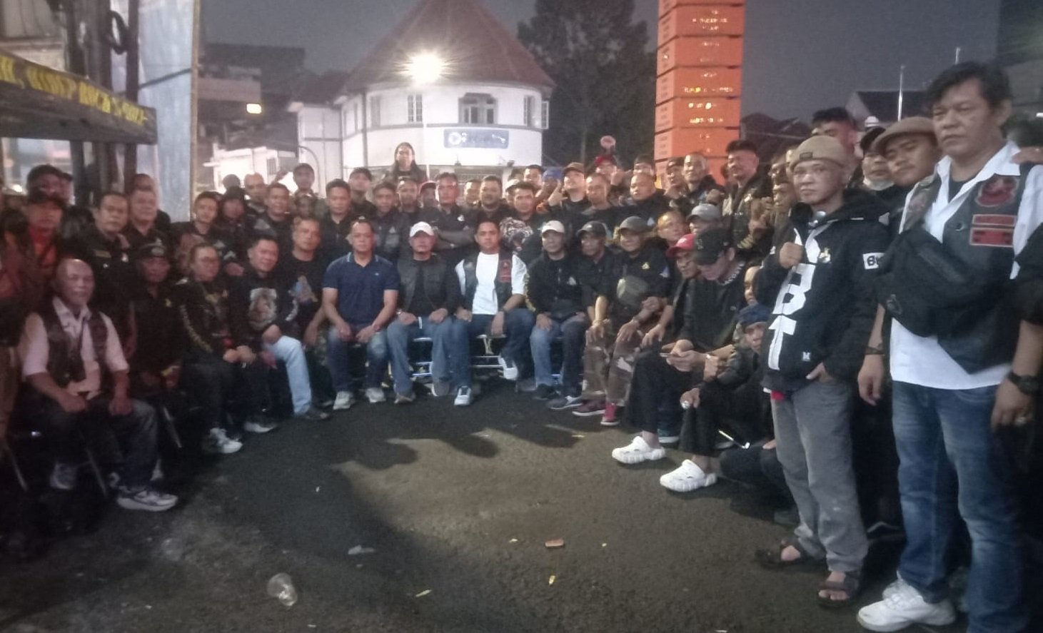 Kawasan ikonik Simpang Lima Jalan Asia Afrika, Kota Bandung, mendadak berubah menjadi lautan atribut hitam pada akhir pekan ini.