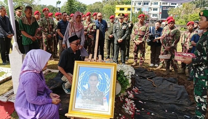 PEMAKAMAN SANG PAHLAWAN