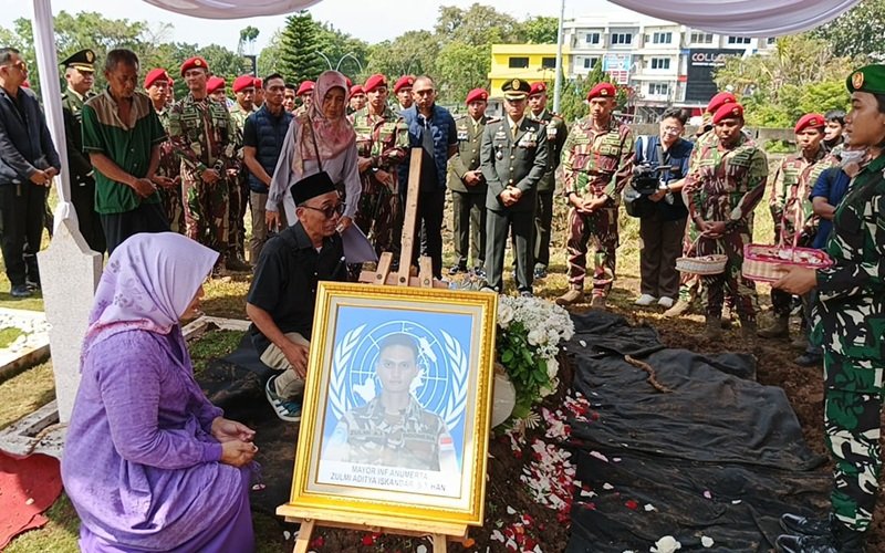 PEMAKAMAN SANG PAHLAWAN