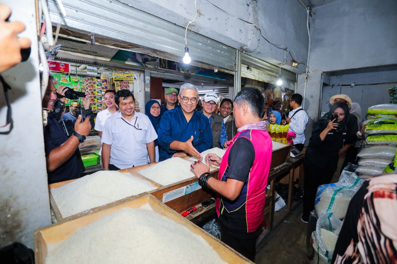 Harga Plastik Melonjak 4 Kali Lipat, Farhan Ajak Warga Ubah Kebiasaan Belanja