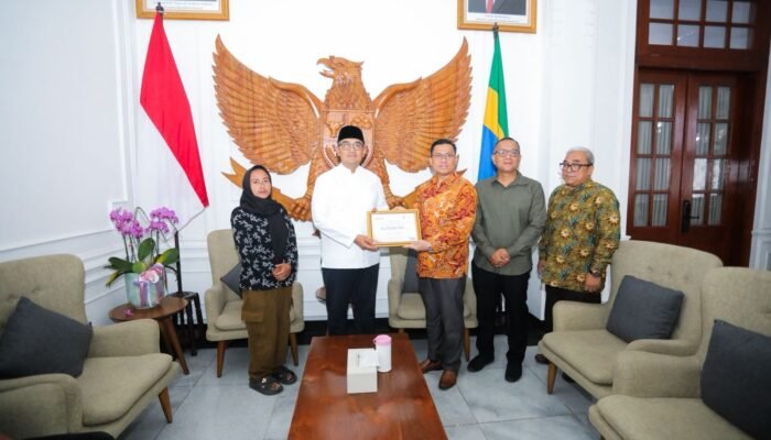 Pemkot Bandung Beri Santunan Keluarga Korban Pohon Tumbang