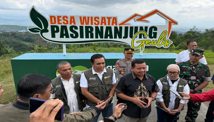 Pegadaian Jabar menetapkan Desa Pasirnanjung Geulis sebagai desa binaan pertama untuk mendorong kemandirian ekonomi masyarakat.