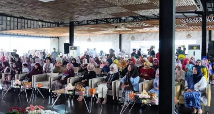 Hj. Ratnawati, menegaskan pentingnya peran strategis perempuan dalam pembangunan saat menghadiri peringatan Hari Kartini tingkat Jawa Barat.
