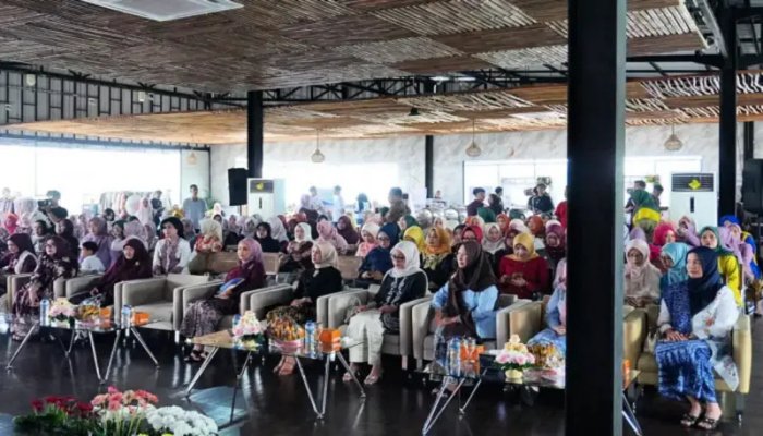 Hj. Ratnawati, menegaskan pentingnya peran strategis perempuan dalam pembangunan saat menghadiri peringatan Hari Kartini tingkat Jawa Barat.