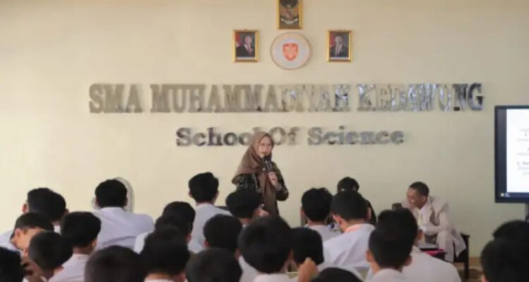Semangat menanamkan nilai-nilai demokrasi sejak dini terus digaungkan Anggota DPRD Provinsi Jawa Barat Hj. Ratnawati.