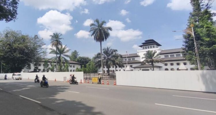Jalan Diponegoro Bandung Tak Ditutup, Dedi Mulyadi Tegaskan Plang Penutupan Tidak Berlaku